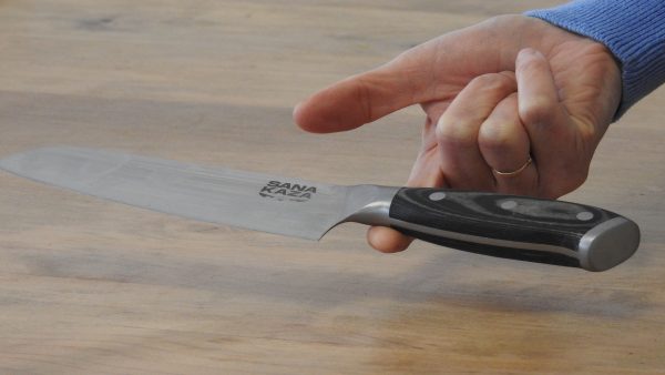 Couteau sontoku 18cm+ tablier noir unisexe sanakaza- coffret élégance cadeau prêt à offrir