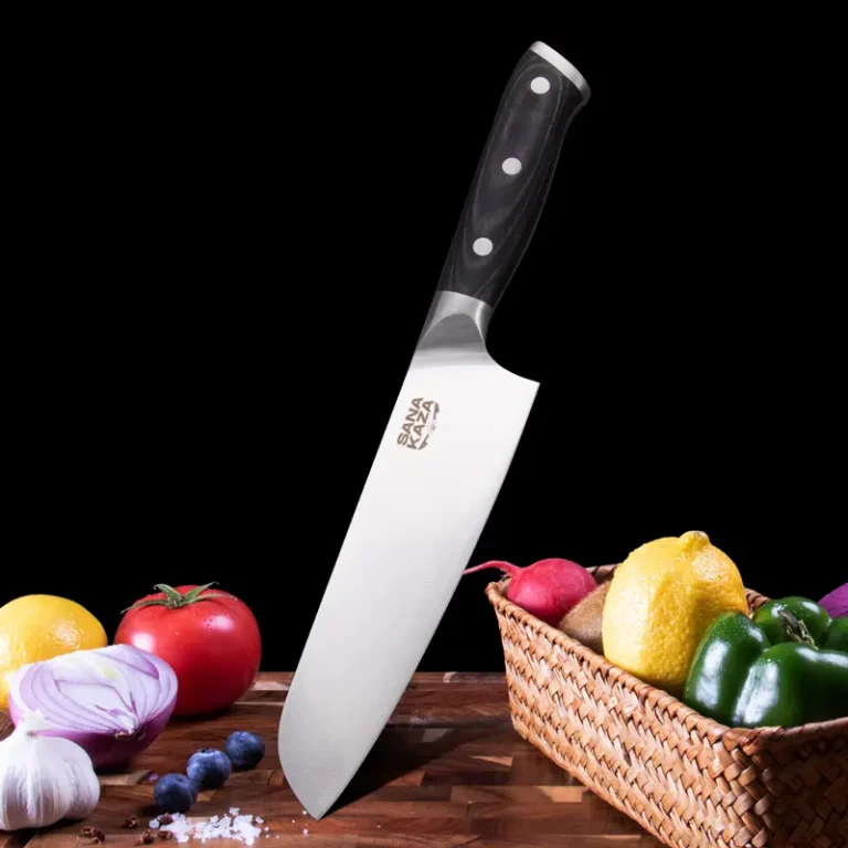 Couteau santoku Sanakaza dressé sur une planche en bois, entouré de légumes et de fruits frais