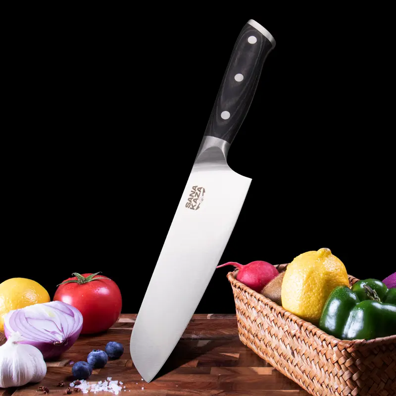 Couteau santoku Sanakaza dressé sur une planche en bois, entouré de légumes et de fruits frais