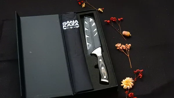 Couteau sontoku 18cm+ tablier noir unisexe sanakaza- coffret élégance cadeau prêt à offrir