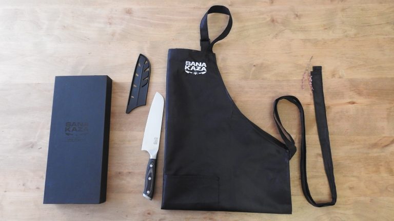 Pack Sanakaza comprenant un couteau japonais Santoku , son fourreau et un tablier de cuisine noir unisexe.