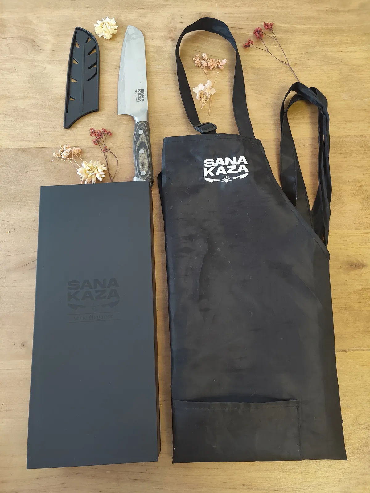 Idées cadeaux d'entreprise : coffret Sanakaza Série Élégance avec couteau Santoku et tablier