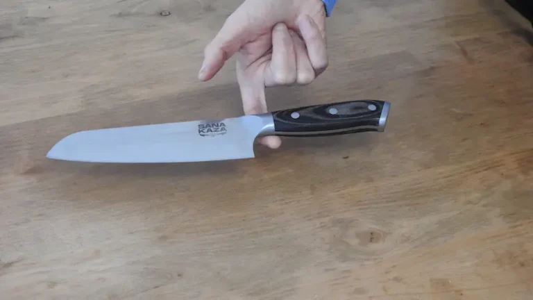 Art du chowa : couteau santoku Sanakaza en équilibre sur un doigt