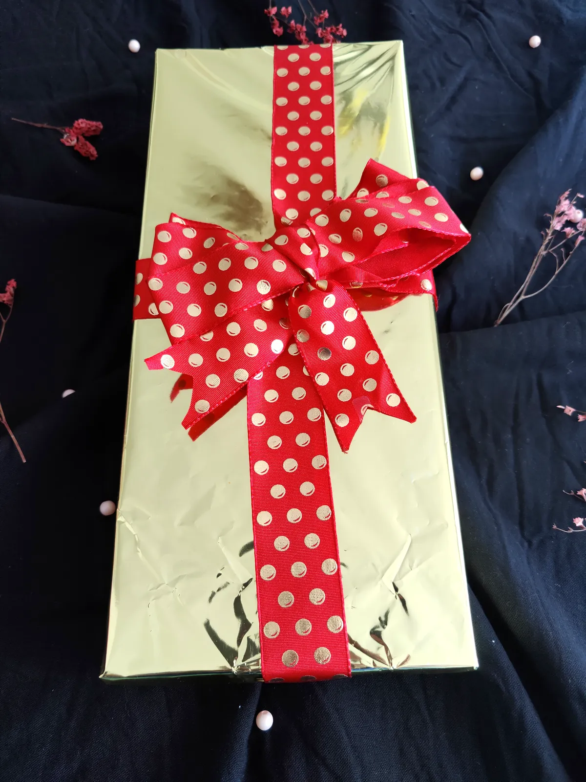 Coffret cadeau Sanakaza emballé en doré avec ruban rouge à pois